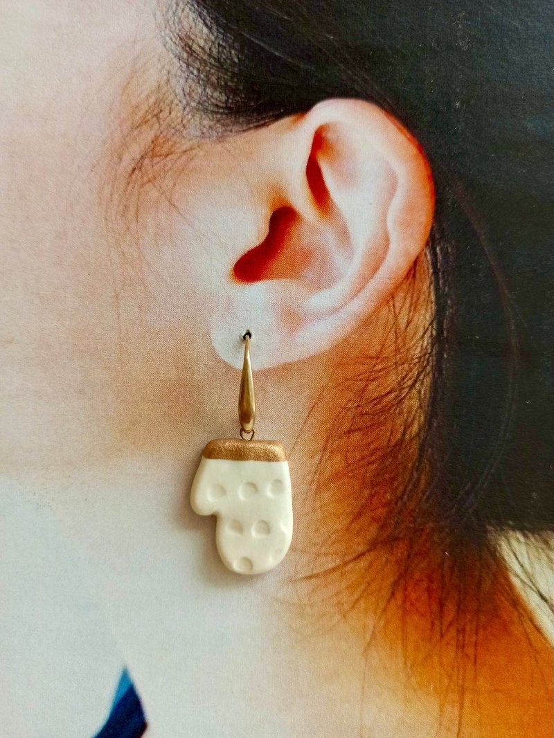 One-ear glove pottery earrings (sold in one ear) - ต่างหู - ดินเผา ขาว