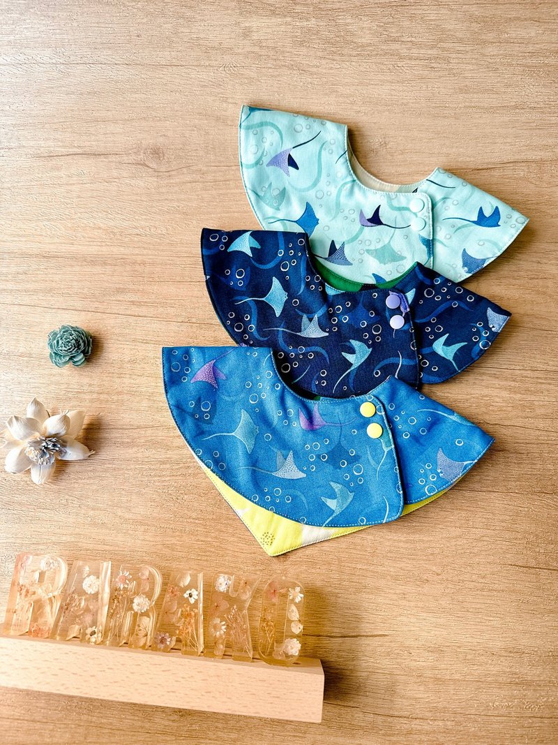 -RARAKO樂子手創-彌月禮收涎禮 寶寶圍兜+遮陽帽禮盒-月光魟魚 - 彌月禮盒 - 棉．麻 藍色