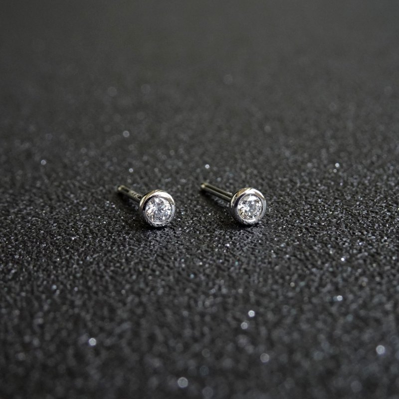 Natural Petite Diamond Round Bezel Set 18K White Solid Gold Stud Earrings - ต่างหู - เพชร สีเงิน