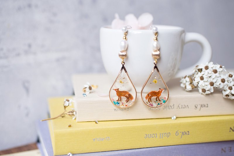 The little prince looks up at the starry sky fox rose dry flower hand-painted earrings/ Clip-On gift - ต่างหู - เรซิน หลากหลายสี