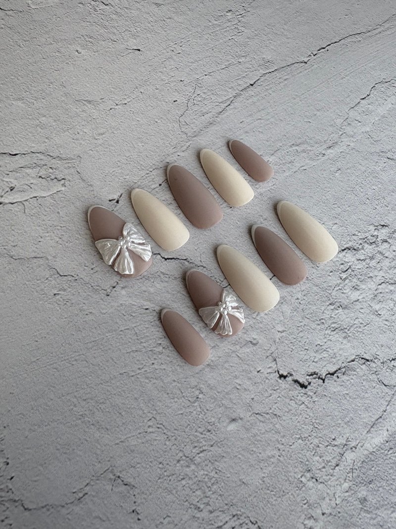 カフェラテカラーの細フレンチ   パールリボンネイル - その他 - プラスチック ホワイト