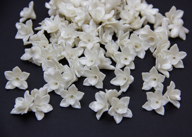 Pearl Clay Flower Vanilla Beads 1.5 cm, Floral Beads Polymer Clay Jewelry Making - 零件/散裝材料/工具 - 塑膠 白色