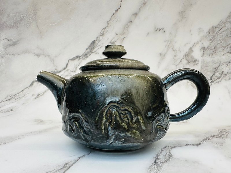 Wood-fired unglazed mountain-shaped kettle/He Zhaoying - Teapots & Teacups - Pottery Black
