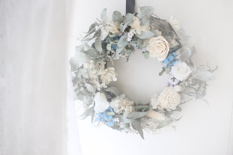 French romantic floral Christmas wreath, white roses and eucalyptus leaves dry flower gift-limited edition - ช่อดอกไม้แห้ง - พืช/ดอกไม้ สีเขียว