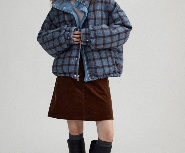 冬の雰囲気のリバーシブルコーデュロイウールチェック柄ダウン