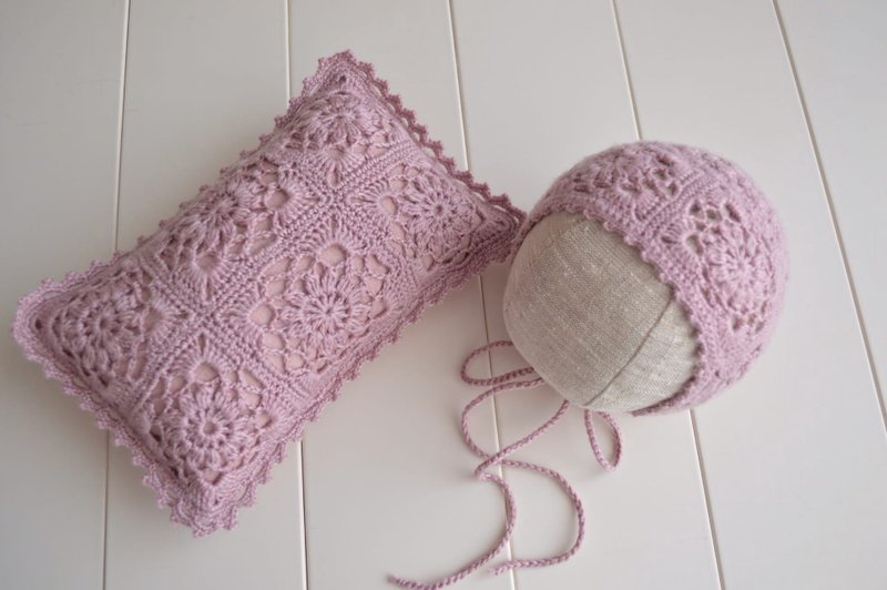 Newborn prop purpleknit posing pillow and bonnet set . Crochet lace bonnet photo - 其他 - 其他材質 紫色
