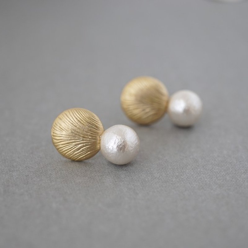 White Pearl Shell Earrings - ต่างหู - โลหะ สีทอง