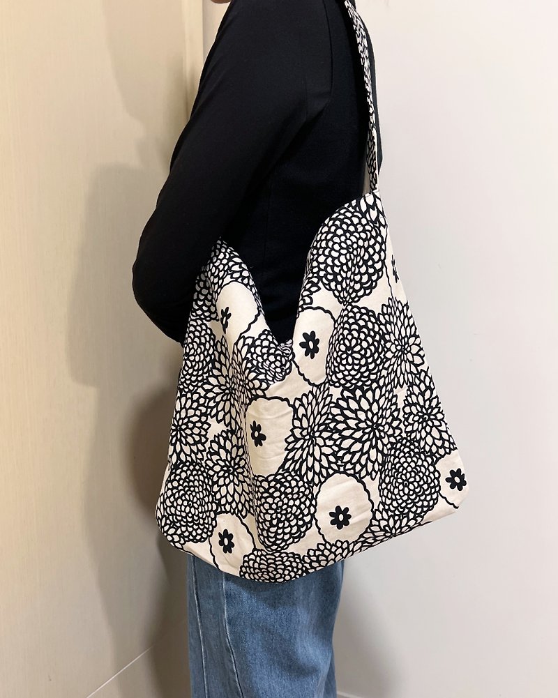 Hand made design pattern special Foldable Tote bag - กระเป๋าแมสเซนเจอร์ - ผ้าฝ้าย/ผ้าลินิน 