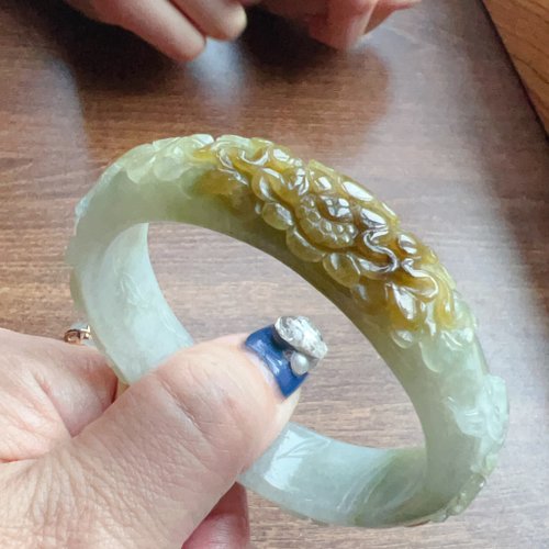 瓔珞珠寶盒 E.L.Jewelry Box 飄黃翡翠貴妃雕花手鐲 | 17.5圍 | 天然緬甸A貨翡翠 | 送禮
