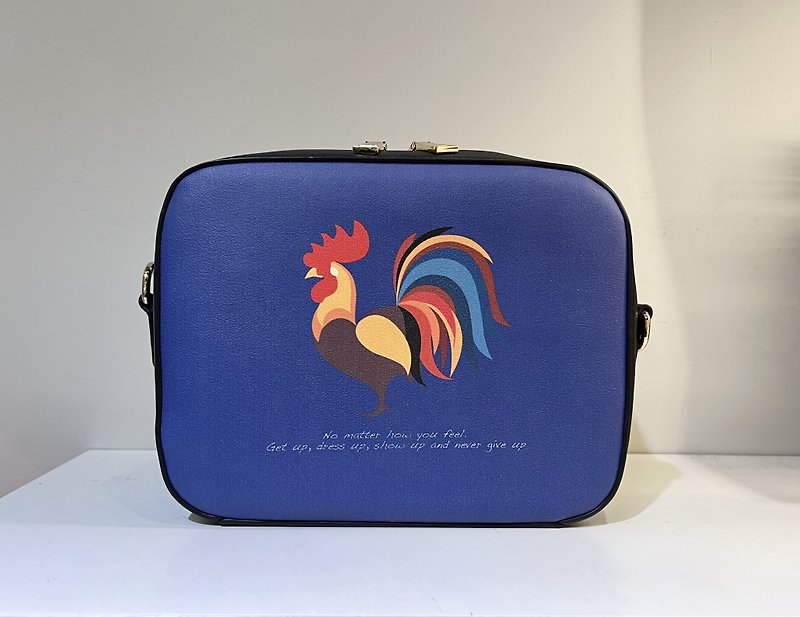 ไฟเบอร์อื่นๆ กระเป๋าแมสเซนเจอร์ สีน้ำเงิน - Shuki Printed Rooster Camera Crossbody Bag