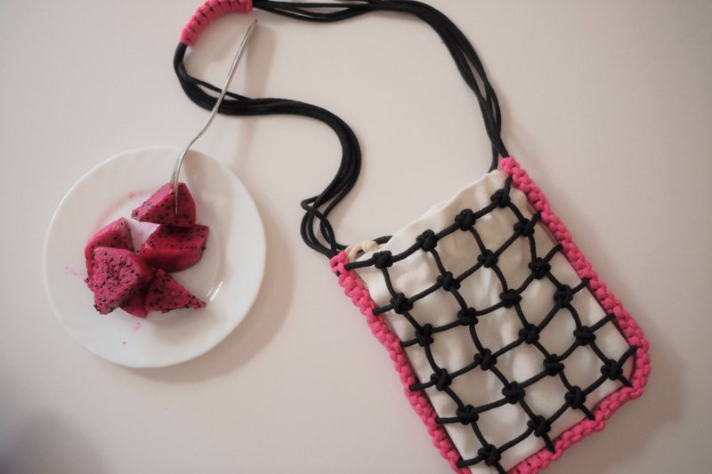 Woven bag/mobile phone bag/retro contrast color series/turned out to be dragon fruit - กระเป๋าแมสเซนเจอร์ - ผ้าฝ้าย/ผ้าลินิน สีแดง