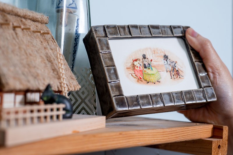 ดินเผา ของวางตกแต่ง สีกากี - Handmade Ceramic Photo Frame with a Print