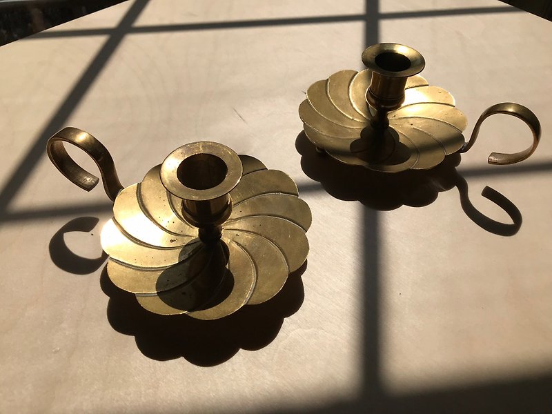 真鍮の燭台を持っている初期の花びらのような手 - キャンドル・燭台 - 銅・真鍮 ゴールド