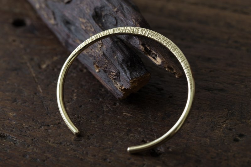 鍛敲彎月銅手環 Hammered Moon Bangle Brass/Copper - 手鍊/手環 - 銅/黃銅 金色