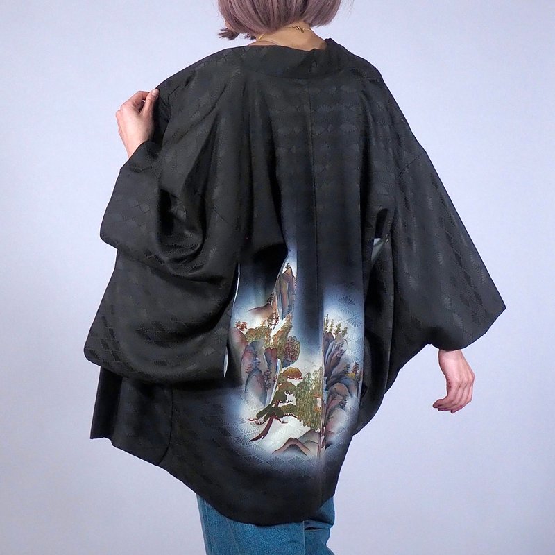 【日本製】 Soft silk black Haori, auspicious pattern, unisex Haori - Women's Casual & Functional Jackets - Silk Black