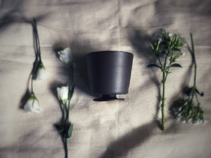 桌上的紅陶糖霜 / 自畫黑洞低腳杯 - 咖啡杯/馬克杯 - 陶 黑色