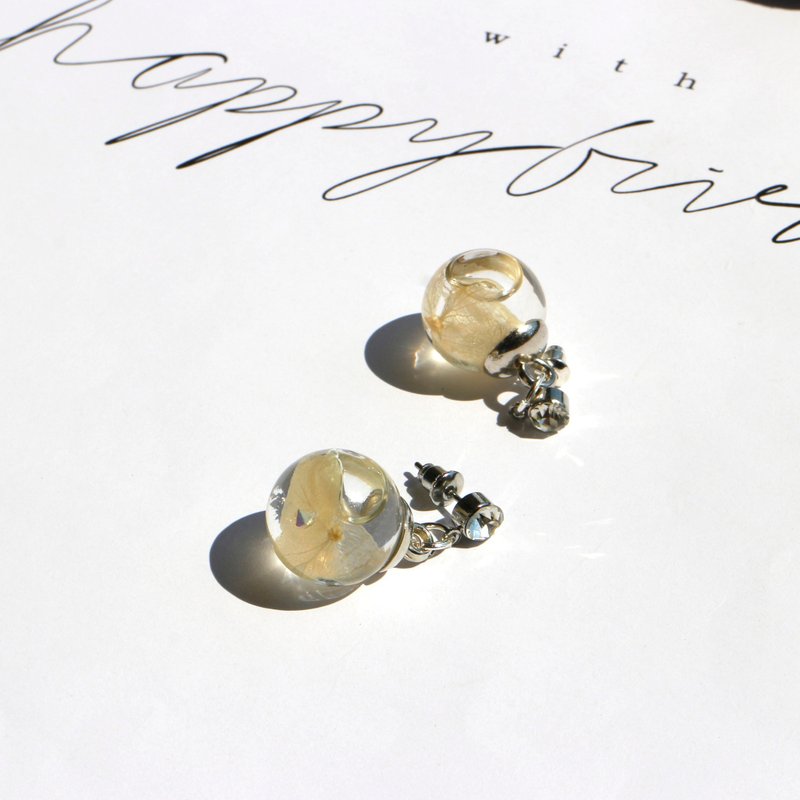 [Floating Flower Earrings] Evaporated Cream/Hydrangea/Birthday Gift/Valentine's Day Gift - Earrings & Clip-ons - Plants & Flowers Gold