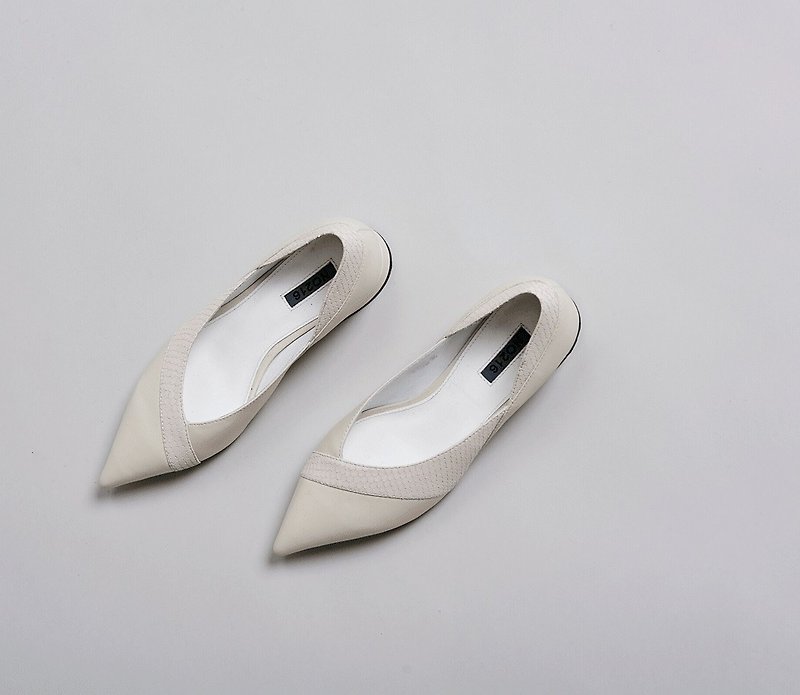 Line symmetrical pointed thick heel shoes white - รองเท้าอ็อกฟอร์ดผู้หญิง - หนังแท้ ขาว