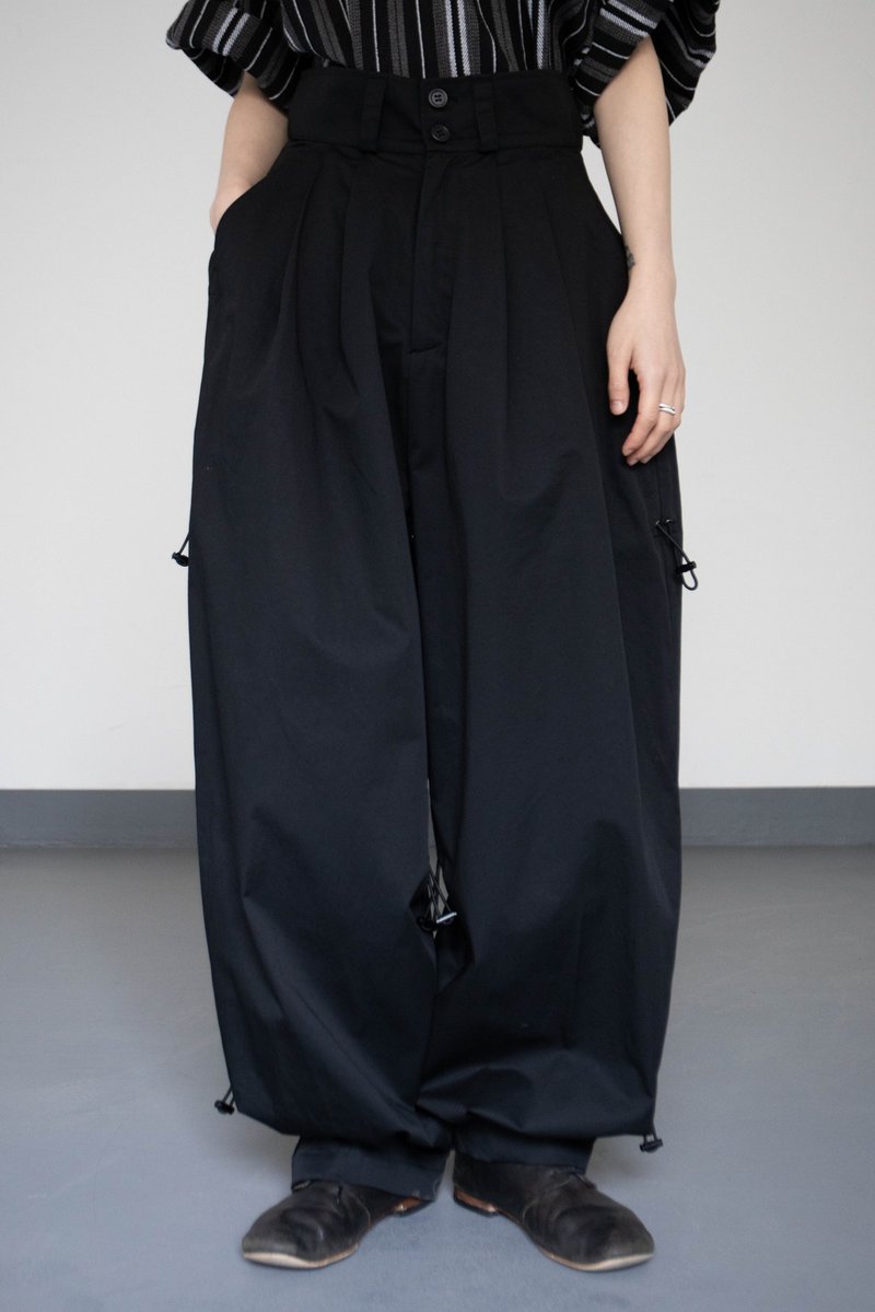 Car Plug-in 2024SS Lightweight Black Cotton Original Design High-waisted Multi-pleated Drawstring Pants - กางเกงขายาว - ผ้าฝ้าย/ผ้าลินิน สีดำ