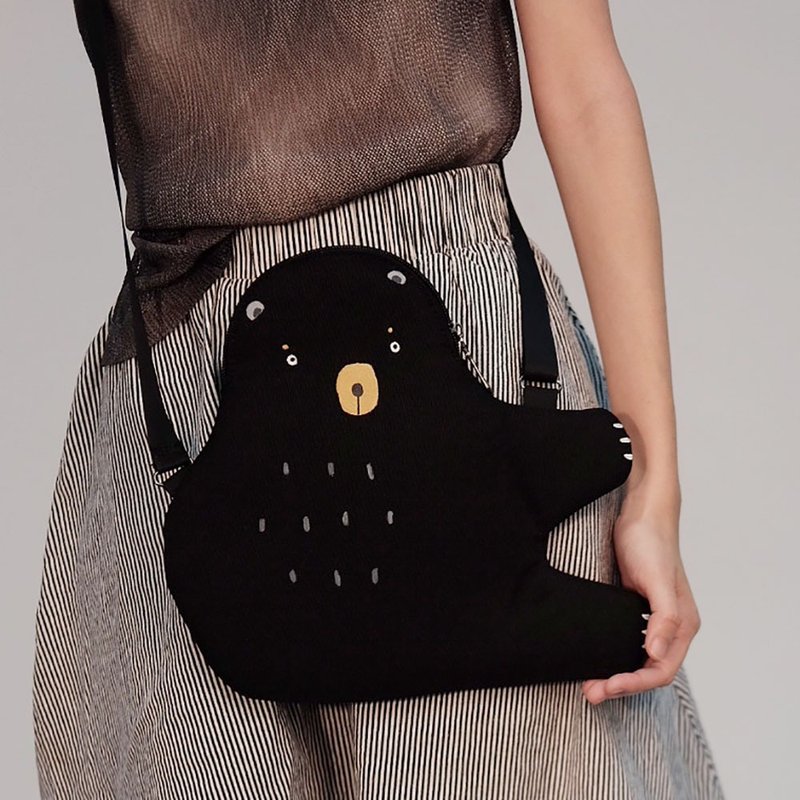 Goodie Bag - Bear Sling Bag and Mystery Brooch - 零錢包/小錢包 - 其他材質 黑色