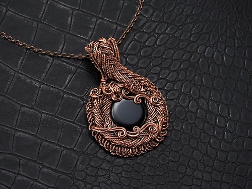 Wire Wrap Art 這款黑色縞瑪瑙的金屬絲包裹銅吊墜。 獨特的手工寶石項鍊