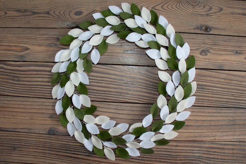 緑と白のフェルトの葉の花輪|ドアの装飾の花輪 - ウォールデコ・壁紙 - その他の素材 