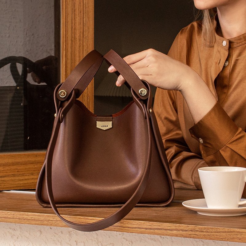 [Customized gift] A-Line leather shoulder bag/cocoa color (free engraving and bronzing) - กระเป๋าแมสเซนเจอร์ - หนังแท้ สีนำ้ตาล