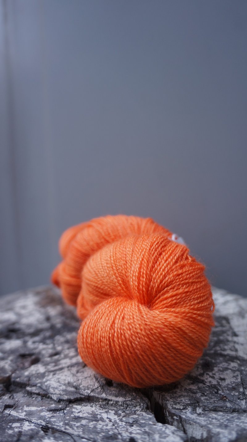 手染めのレース糸。タンジェリン(BFL/シルク/8020) - 編み物/刺繍/羊毛フェルト/裁縫 - ウール オレンジ