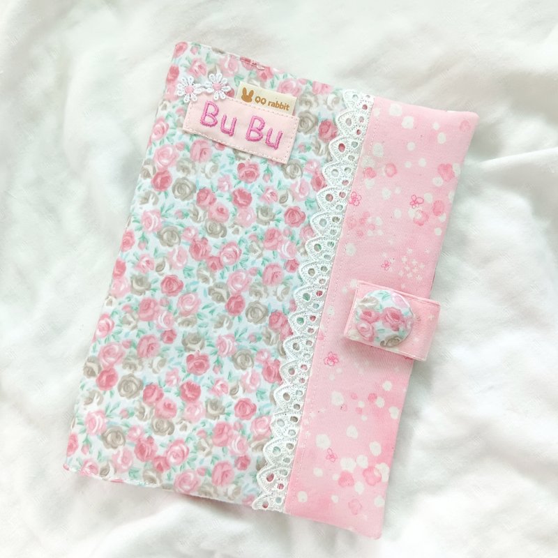 免費繡名字。浪漫小玫瑰。寶寶手冊布書衣 - 彌月禮盒 - 棉．麻 粉紅色