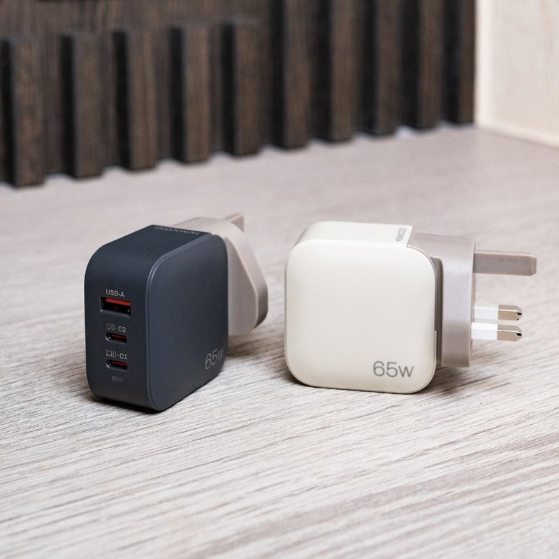 只限香港 - ESSENTIALS 65W 3端口 USB-C GaN充電器 - 英規 - 其他 - 塑膠 多色