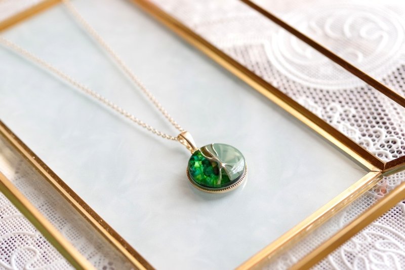 Resin Art Round Pendant - Spirit Play - สร้อยคอ - เรซิน สีเขียว