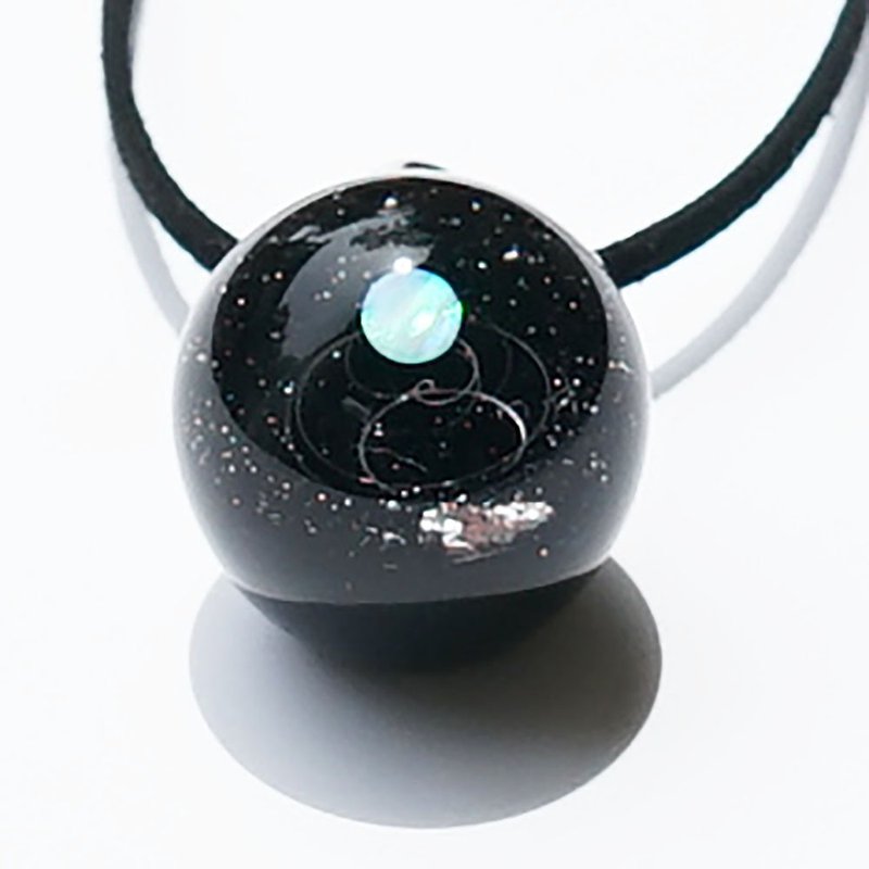 惑星 隕石の世界 ホワイトオパール ver3 キラキラ 隕石入り ガラス ペンダント 宇宙 - ネックレス - ガラス ブルー