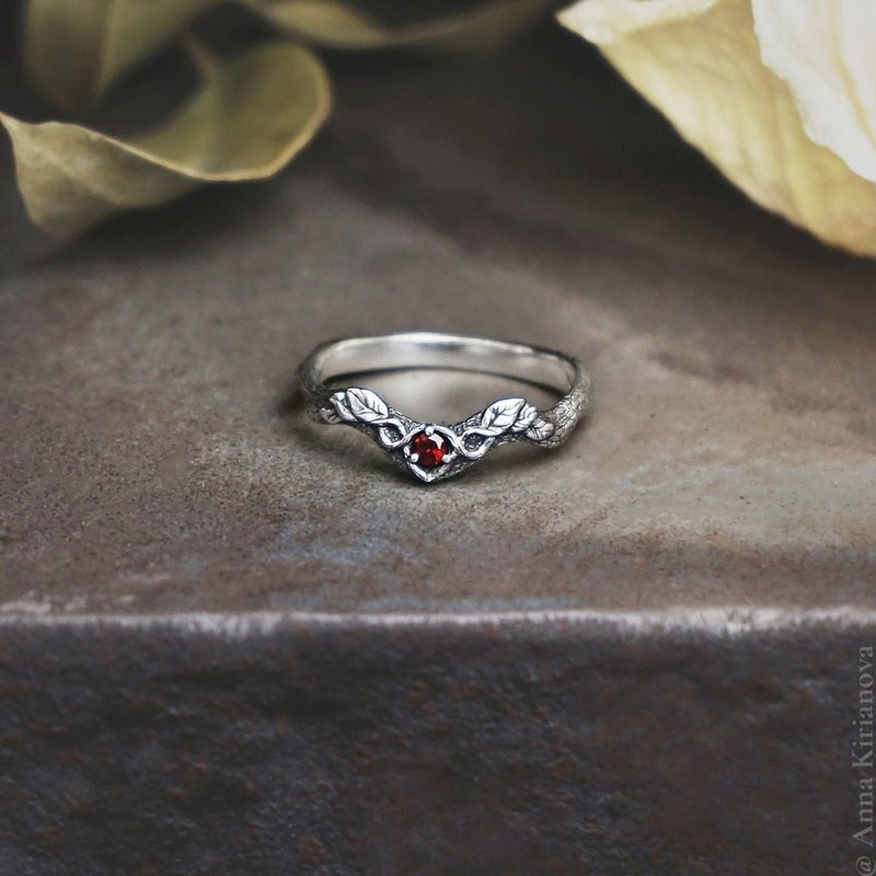 Leaf Ring with Red Garnet - 戒指 - 純銀 銀色