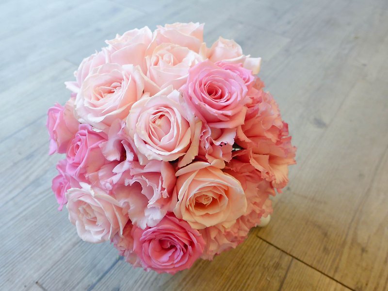 Customized flower bouquets, wedding dry flowers, birthday graduation gifts, Mother's Day carnations - ตกแต่งต้นไม้ - พืช/ดอกไม้ หลากหลายสี