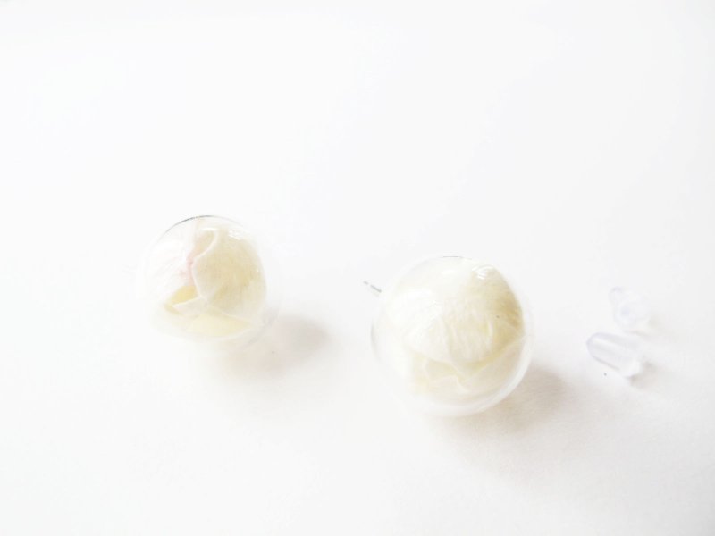 *ロージーガーデン*乳白色のアジサイの花びら水晶玉交換可能クリップオンイヤリング - ピアス・イヤリング - ガラス ホワイト