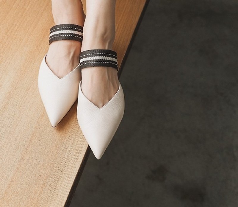 Ribbon V mouth tip leather flat shoes slippers apricot white - รองเท้ารัดส้น - หนังแท้ ขาว