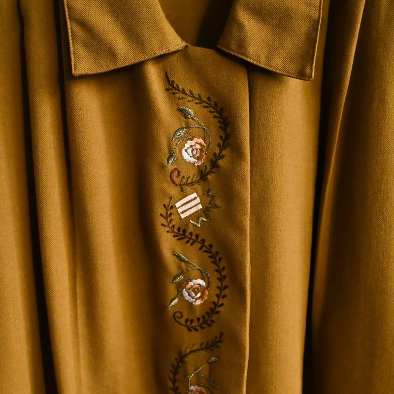 【蛋植物古著】童話花藤絨面刺繡古著襯衫 - 女襯衫 - 其他人造纖維 