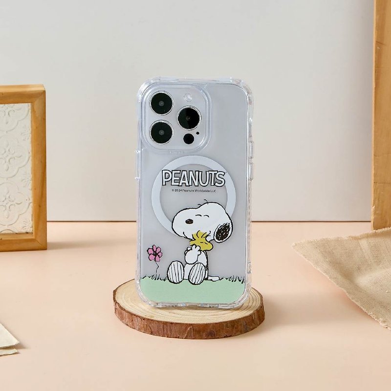 SNOOPY Snoopy hugs tightly, anti-yellow and anti-fall MagSafe iPhone case - Phone Cases - Plastic Transparent