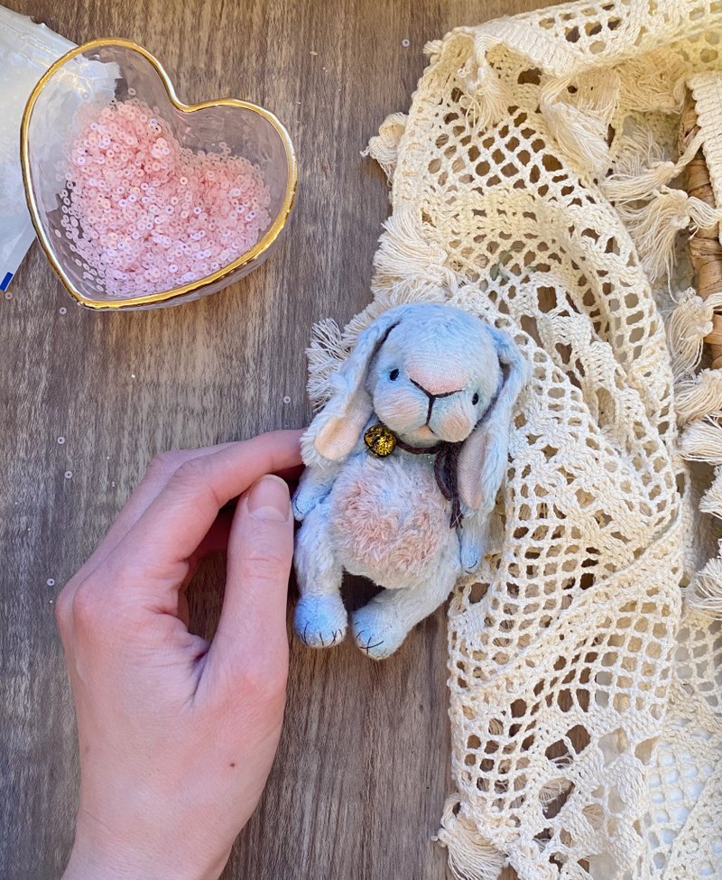 Little stuffed bunny, artist teddy  plushies ooak teddy bunny, dollhouse accesso - ตุ๊กตา - โลหะ สีน้ำเงิน