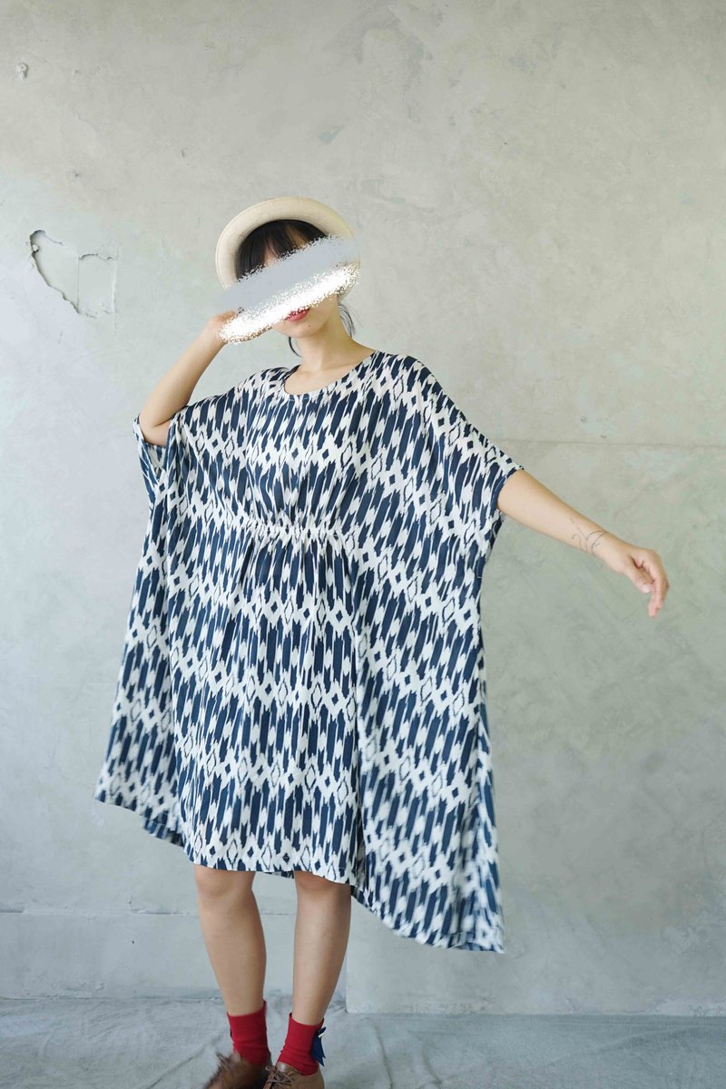 Design handmade-marine blue and white folk style printed elegant loose holiday blouse - ชุดเดรส - เส้นใยสังเคราะห์ สีน้ำเงิน