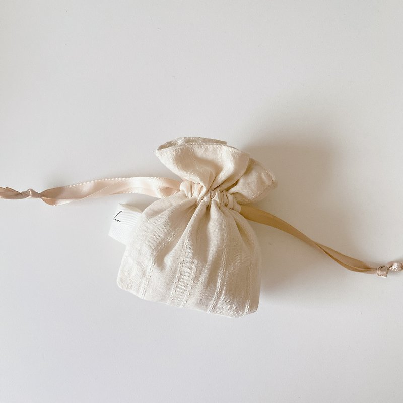 Cream dress Japanese cute beige 10*10 mini drawstring pocket ggoomstudio - ที่คาดผม - ผ้าฝ้าย/ผ้าลินิน ขาว