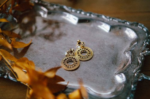 COR-DATE / rhinestone totem earrings