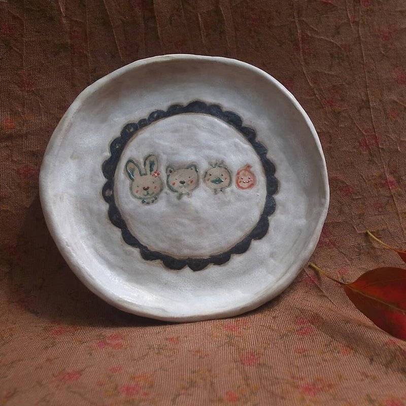 The same feel is made of a small round dish - Pottery & Ceramics - Pottery 