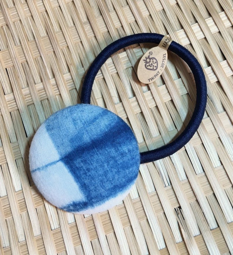 Hand-made blue dyed cloth bag buckle hair bundle check - เครื่องประดับผม - ผ้าฝ้าย/ผ้าลินิน สีน้ำเงิน