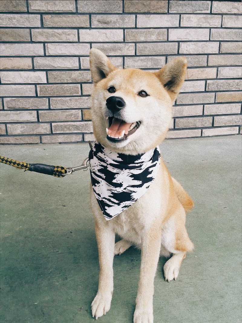 Dog handsome cotton scarf triangle scarf black and white impression style wind drape length can be changed according to volume leather piece + Taiwan cloth birthday gift dog - Collars & Leashes - Cotton & Hemp 