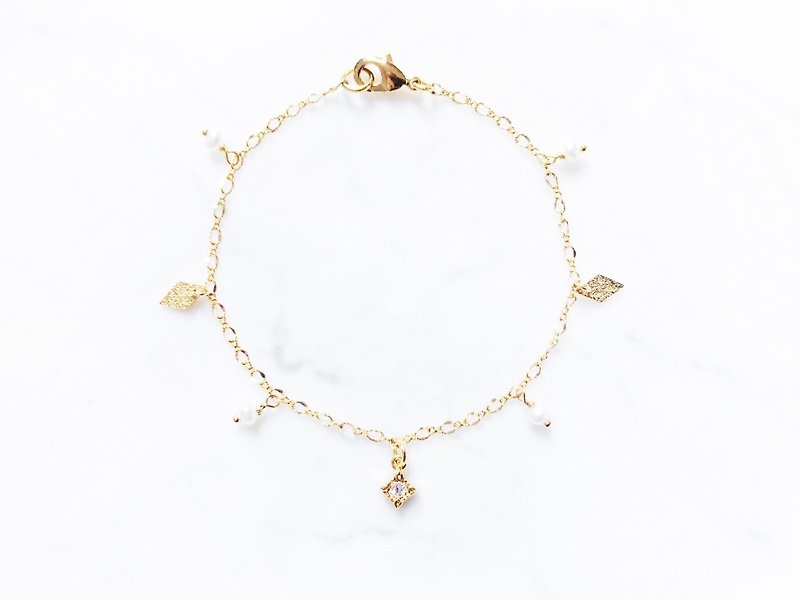 ::Girl Series :: Classic Pearl Square Diamond Fine Bracelet - สร้อยข้อมือ - โลหะ 