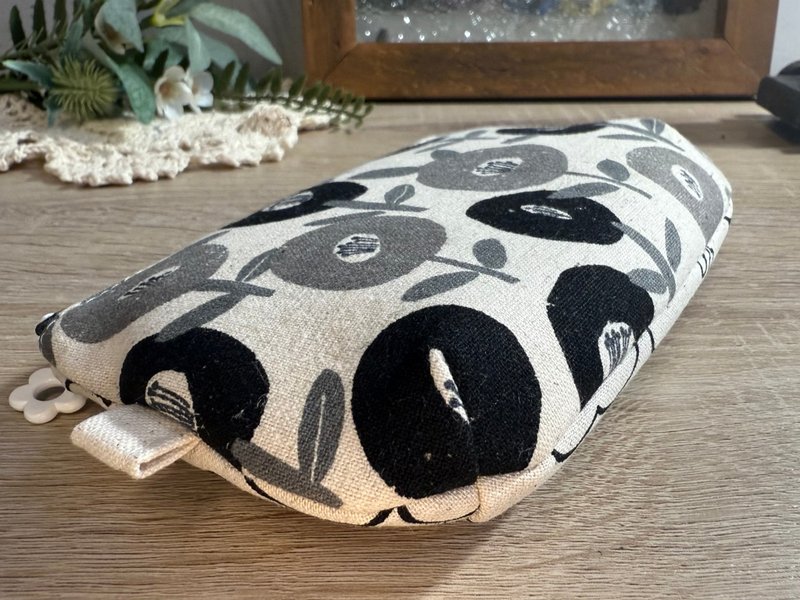 唯一無二のバイカラー/表裏で異なる配色が楽しめるハンドメイドジップポーチ/静花モノクロ - ポーチ - コットン・麻 