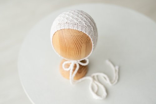 Divaprops White hat for newborn girls:the perfect outfit for a little girl