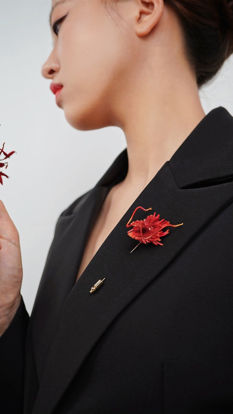 Yuan Sen's handmade Year of the Dragon limited edition dragon-headed handmade micro-crochet brooch can be worn by both men and women as a gift - Brooches - Thread Red