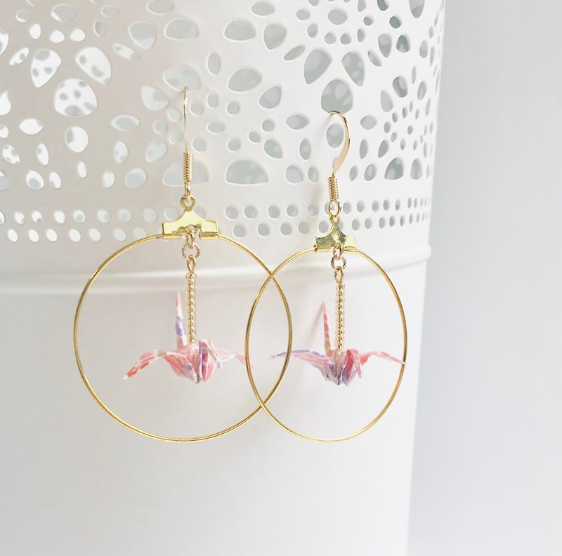 Paper crane and gold hoop earring - 耳環/耳夾 - 紙 粉紅色